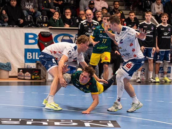 Linus Kutz (VfL Eintracht Hagen, 34) im Zweikampf gegen William Reichardt (1. VfL Potsdam, 04) VfL Eintracht Hagen vs. 1. VfL Potsdam, Handball, 2. Bundesliga, 17. Spieltag, Saison 2025 2026, 26.12.2025 VfL Eintracht Hagen vs. 1. VfL Potsdam, Handball, 2. Bundesliga, 17. Spieltag, Saison 2025 2026, 26.12.2025 Hagen Copyright: xEibner-Pressefoto DamianxKruczynx EP_DKI