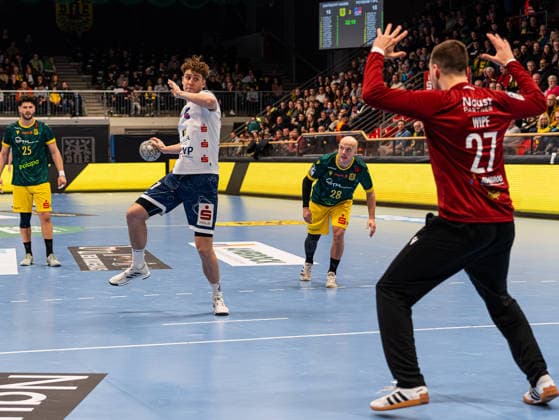 Nils Fuhrmann (1. VFL Potsdam, 27) beim Siebenmeter gegen Dennis Wipf (VfL Eintracht Hagen, 27) VfL Eintracht Hagen vs. 1. VfL Potsdam, Handball, 2. Bundesliga, 17. Spieltag, Saison 2025 2026, 26.12.2025 VfL Eintracht Hagen vs. 1. VfL Potsdam, Handball, 2. Bundesliga, 17. Spieltag, Saison 2025 2026, 26.12.2025 Hagen Copyright: xEibner-Pressefoto DamianxKruczynx EP_DKI