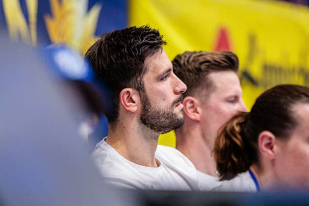 Tim Suton (TBV Lemgo Lippe, 23) sitzt verletzt auf der Bank GER, TBV Lemgo Lippe vs. HSG Wetzlar, Handball, 1. Bundesliga, 19. Spieltag, Spielzeit 2025 2026, 26.12.2025 GER, TBV Lemgo Lippe vs. HSG Wetzlar, Handball, 1. Bundesliga, 19. Spieltag, Spielzeit 2025 2026, 26.12.2025 Lemgo Copyright: xEibner-Pressefoto JanxRollingerx EP_JSK