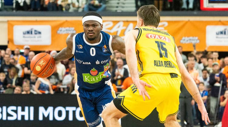 26.12.2025, Basketball, Herren, easy credit BBL, easy credit Bundesliga, BBL, Bundesliga, 12. Spieltag, Rostock Seawolves - ALBA Berlin TJ Crockett jr. (Rostock Seawolves, li.) gegen Martin Hermannsson (Alba Berlin, re.) Rostock Stadthalle Mecklenburg-Vorpommern Deutschland