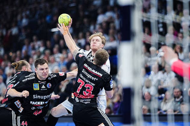 Marciej Gebala (HC Erlangen, 77), Christoph Steinert (HC Erlangen, 44), Eric Johansson (THW Kiel, 21), Viggo Kristjansson (HC Erlangen, 73) GER, THW Kiel vs. HC Erlangen, Handball, 1. Bundesliga, Spieltag 19, Saison 2025 2026, 26.12.2025 GER, THW Kiel vs. HC Erlangen, Handball, 1. Bundesliga, Spieltag 19, Saison 2025 2026, 26.12.2025 Kiel Copyright: xEibner-Pressefoto MarcelxvonxFehrnx EP_MFN