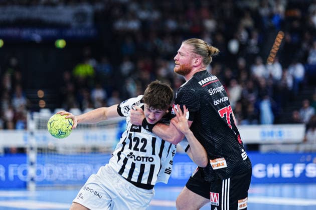 Rasmus Ankermann (THW Kiel, 22), Marciej Gebala (HC Erlangen, 77) GER, THW Kiel vs. HC Erlangen, Handball, 1. Bundesliga, Spieltag 19, Saison 2025 2026, 26.12.2025 GER, THW Kiel vs. HC Erlangen, Handball, 1. Bundesliga, Spieltag 19, Saison 2025 2026, 26.12.2025 Kiel Copyright: xEibner-Pressefoto MarcelxvonxFehrnx EP_MFN