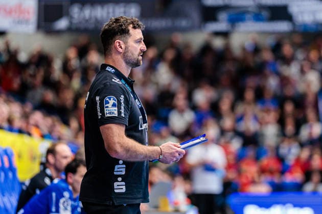 Florian Kehrmann (TBV Lemgo Lippe, Trainer) mit Taktiktafel GER, TBV Lemgo Lippe vs. HSG Wetzlar, Handball, 1. Bundesliga, 19. Spieltag, Spielzeit 2025 2026, 26.12.2025 GER, TBV Lemgo Lippe vs. HSG Wetzlar, Handball, 1. Bundesliga, 19. Spieltag, Spielzeit 2025 2026, 26.12.2025 Lemgo Copyright: xEibner-Pressefoto JanxRollingerx EP_JSK