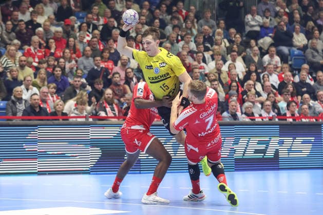 26.12.2025, xtgx, Handball Daikin HBL MT Melsungen - TVB Stuttgart emspor, v.l. Sadou Ntanzi (Melsungen, 91), Simone Mengon (Stuttgart, 15), David Mandic (Melsungen, 7) Zweikampf, Duell, Kampf, tackle Kassel
