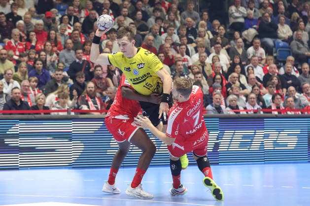 26.12.2025, xtgx, Handball Daikin HBL MT Melsungen - TVB Stuttgart emspor, v.l. Sadou Ntanzi (Melsungen, 91), Simone Mengon (Stuttgart, 15), David Mandic (Melsungen, 7) Zweikampf, Duell, Kampf, tackle Kassel
