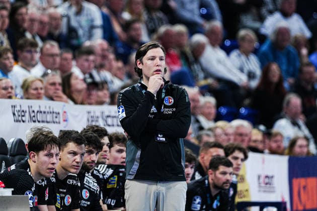 Johannes Sellin (HC Erlangen, Trainer) GER, THW Kiel vs. HC Erlangen, Handball, 1. Bundesliga, Spieltag 19, Saison 2025 2026, 26.12.2025 GER, THW Kiel vs. HC Erlangen, Handball, 1. Bundesliga, Spieltag 19, Saison 2025 2026, 26.12.2025 Kiel Copyright: xEibner-Pressefoto MarcelxvonxFehrnx EP_MFN