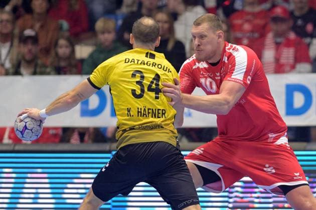 Kai Haefner (TVB Stuttgart 34) (am Ball), Dainis Kristopans (MT Melsungen 10) , GER, MT Melsungen - TVB 1898 Stuttgart, Handball, 1. Bundesliga, 19. Spieltag, Saison 2025 2026, 26.12.2025, GER, MT Melsungen - TVB Stuttgart, Handball, 1. Bundesliga, 19. Spieltag, Saison 2025 2026, 26.12.2025 Kassel Copyright: xEibner-Pressefotox xRolandxSippelx EP_RSL