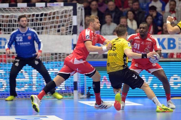 Simone Mengon (TVB Stuttgart 15) (am Ball), David Mandic (MT Melsungen 7), (L), Sadou Ntanzi (MT Melsungen ), Kristof Palasics (Torwart MT Melsungen 32) (L, hinten) , GER, MT Melsungen - TVB 1898 Stuttgart, Handball, 1. Bundesliga, 19. Spieltag, Saison 2025 2026, 26.12.2025, GER, MT Melsungen - TVB Stuttgart, Handball, 1. Bundesliga, 19. Spieltag, Saison 2025 2026, 26.12.2025 Kassel Copyright: xEibner-Pressefotox xRolandxSippelx EP_RSL
