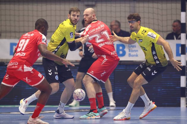 26.12.2025, xtgx, Handball Daikin HBL MT Melsungen - TVB Stuttgart emspor, v.l. Samuel Roethlisberger (Röthlisberger, Stuttgart, 17), Arnar Freyr Arnarsson (Melsungen, 21), Antonio Seradilla (Stuttgart, 5) Zweikampf, Duell, Kampf, tackle Kassel
