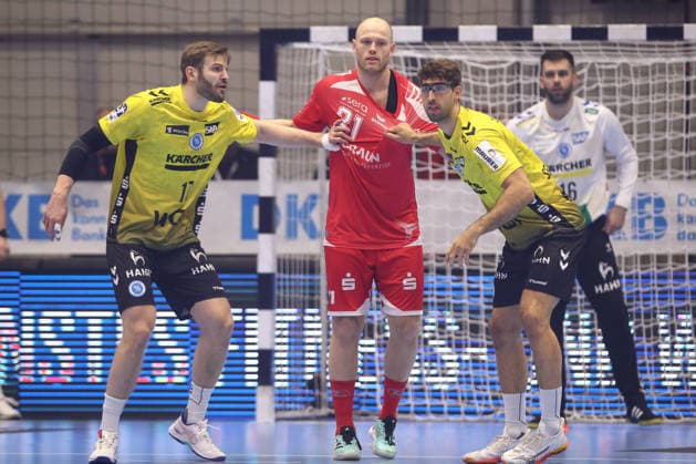 26.12.2025, xtgx, Handball Daikin HBL MT Melsungen - TVB Stuttgart emspor, v.l. Samuel Roethlisberger (Röthlisberger, Stuttgart, 17), Arnar Freyr Arnarsson (Melsungen, 21), Antonio Seradilla (Stuttgart, 5) Zweikampf, Duell, Kampf, tackle Kassel