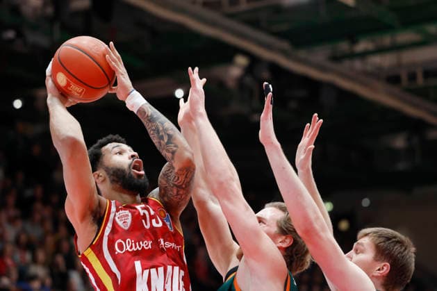 Im Bild: v.li. David Muenkat (Wuerzburg Baskets, 55), Marco Hollersbacher (VET-CONCEPT Gladiators Trier, 9) und Marten Linssen (VET-CONCEPT Gladiators Trier, 12) 26.12.2025, Fitness First Wuerzburg Baskets vs. VET-CONCEPT Gladiators Trier, easyCredit BBL, 12. Spieltag, Deutschland, 97072, tectake-Arena Wuerzburg, Copyright: HMBxMedia xHeikoxBecker