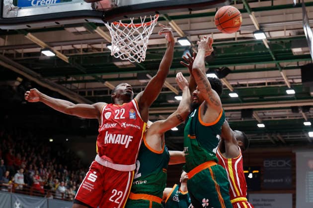 Im Bild: v.li. Johnathan Stove (Wuerzburg Baskets, 22), Marten Linssen (VET-CONCEPT Gladiators Trier, 12), Urald King (VET-CONCEPT Gladiators Trier, 20) und Eddy Edigin (Wuerzburg Baskets, 27), Reboundduell 26.12.2025, Fitness First Wuerzburg Baskets vs. VET-CONCEPT Gladiators Trier, easyCredit BBL, 12. Spieltag, Deutschland, 97072, tectake-Arena Wuerzburg, Copyright: HMBxMedia xHeikoxBecker