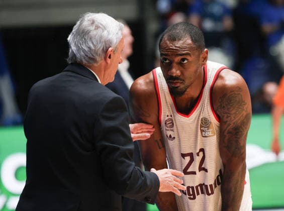 Neuer Bayern-Coach: Svetislav Pesic, im Gespraech mit Isiaha Mike (Muenchen 22), GER, Frankfurt Skyliners vs. FC Bayern Muenchen, Basketball-Bundesliga, easyCredit BBL, 12. Spieltag, Saison 2025-26, 26.12.2025, GER, Frankfurt Skyliners vs. FC Bayern Muenchen, Basketball-Bundesliga, easyCredit BBL, 12. Spieltag, Saison 2025-26, 26.12.2025, Koeln Copyright: xEibner-Pressefoto JoergxNiebergax EP_JNL