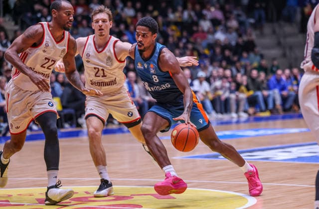 GER, Frankfurt, Frankfurt Skyliners vs FC Bayern München, easyCredit Basketball Bundesliga, Basketball, DBB, Spielzeit 2025 2026, Fraport Arena, 12. Spieltag im Bild v.l.: Justus Hollatz (FC Bayern München Basketball 21), William Christmas (Frankfurt Skyliners 8) zieht zum Korb DFB DFL REGULATIONS PROHIBIT ANY USE OF PHOTOGRAPHS AS IMAGE SEQUENCES AND OR QUASI-VIDEO, 26.12.2025 Copyright: HMBxMedia HendrikxHamelau