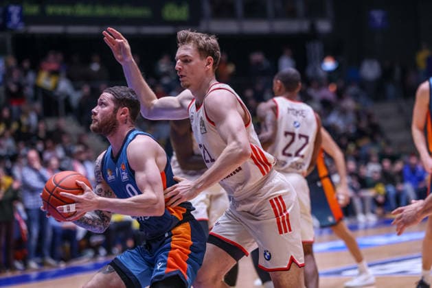 GER, Frankfurt, Frankfurt Skyliners vs FC Bayern München, easyCredit Basketball Bundesliga, Basketball, DBB, Spielzeit 2025 2026, Fraport Arena, 12. Spieltag im Bild: Logan Johnson (Frankfurt Skyliners 0), Justus Hollatz (FC Bayern München Basketball 21), Zweikampf DFB DFL REGULATIONS PROHIBIT ANY USE OF PHOTOGRAPHS AS IMAGE SEQUENCES AND OR QUASI-VIDEO, 26.12.2025 Copyright: HMBxMedia HendrikxHamelau