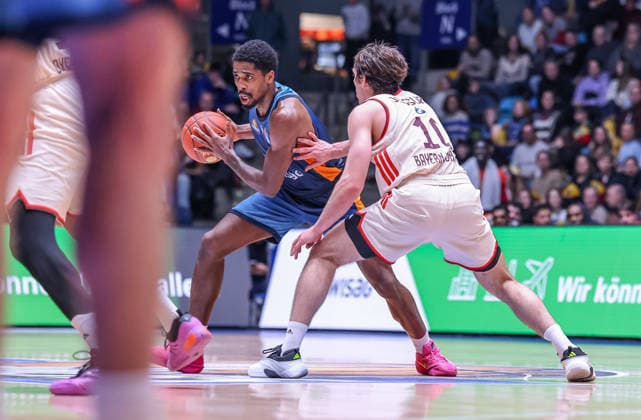GER, Frankfurt, Frankfurt Skyliners vs FC Bayern München, easyCredit Basketball Bundesliga, Basketball, DBB, Spielzeit 2025 2026, Fraport Arena, 12. Spieltag im Bild v.l.: William Christmas (Frankfurt Skyliners 8), Justinian Jessup (FC Bayern München Basketball 10) DFB DFL REGULATIONS PROHIBIT ANY USE OF PHOTOGRAPHS AS IMAGE SEQUENCES AND OR QUASI-VIDEO, 26.12.2025 Copyright: HMBxMedia HendrikxHamelau