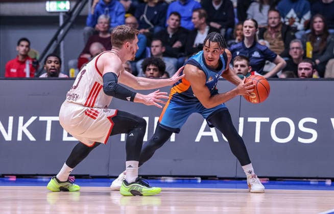 GER, Frankfurt, Frankfurt Skyliners vs FC Bayern München, easyCredit Basketball Bundesliga, Basketball, DBB, Spielzeit 2025 2026, Fraport Arena, 12. Spieltag im Bild v.l.: Andreas Obst (FC Bayern München Basketball 13), Garai Zeeb (Frankfurt Skyliners 3) DFB DFL REGULATIONS PROHIBIT ANY USE OF PHOTOGRAPHS AS IMAGE SEQUENCES AND OR QUASI-VIDEO, 26.12.2025 Copyright: HMBxMedia HendrikxHamelau
