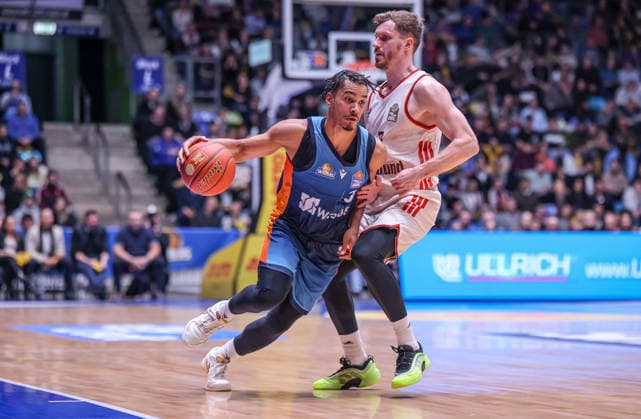 GER, Frankfurt, Frankfurt Skyliners vs FC Bayern München, easyCredit Basketball Bundesliga, Basketball, DBB, Spielzeit 2025 2026, Fraport Arena, 12. Spieltag im Bild v.l.: Garai Zeeb (Frankfurt Skyliners 3), Andreas Obst (FC Bayern München Basketball 13) DFB DFL REGULATIONS PROHIBIT ANY USE OF PHOTOGRAPHS AS IMAGE SEQUENCES AND OR QUASI-VIDEO, 26.12.2025 Copyright: HMBxMedia HendrikxHamelau