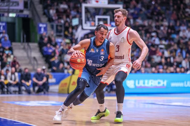 GER, Frankfurt, Frankfurt Skyliners vs FC Bayern München, easyCredit Basketball Bundesliga, Basketball, DBB, Spielzeit 2025 2026, Fraport Arena, 12. Spieltag im Bild v.l.: Garai Zeeb (Frankfurt Skyliners 3), Andreas Obst (FC Bayern München Basketball 13) DFB DFL REGULATIONS PROHIBIT ANY USE OF PHOTOGRAPHS AS IMAGE SEQUENCES AND OR QUASI-VIDEO, 26.12.2025 Copyright: HMBxMedia HendrikxHamelau