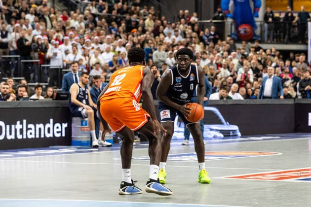 GER, easy-Credit Basketball-Bundesliga, Syntainics MBC - Niners Chemnitz. 26.12.2025, QUARTERBACK Immobilien ARENA, Leipzig, GER, easy-Credit Basketball-Bundesliga, Syntainics MBC - Niners Chemnitz. Khyri Thomas (Syntainics MBC, 0), Amadou Sow (Niners Chemnitz, 12) Â Foto Alexander Trienitz Leipzig QUARTERBACK Immobilien ARENA Sachsen Deutschland