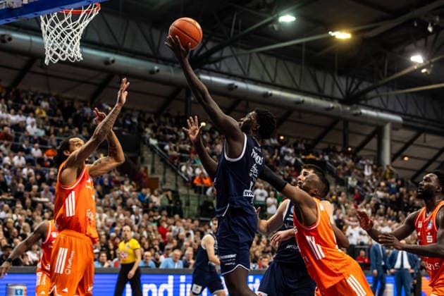 GER, easy-Credit Basketball-Bundesliga, Syntainics MBC - Niners Chemnitz. 26.12.2025, QUARTERBACK Immobilien ARENA, Leipzig, GER, easy-Credit Basketball-Bundesliga, Syntainics MBC - Niners Chemnitz. Khyri Thomas (Syntainics MBC, 0), Kevin Yebo (Niners Chemnitz, 0) Â Foto Alexander Trienitz Leipzig QUARTERBACK Immobilien ARENA Sachsen Deutschland