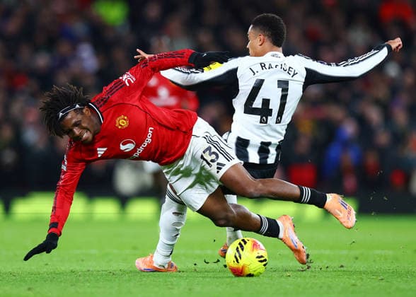 Patrick Dorgu of Manchester United, ManU and Jacob Ramsey of Newcastle United Manchester United v Newcastle United, Premier League, Football, Old Trafford, Manchester, UK - 26 Dec 2025Manchester Old Trafford United Kingdom EDITORIAL USE ONLY No use with unauthorised audio, video, data, fixture lists, club league logos or live services. Online in-match use limited to 120 images, no video emulation. No use in betting, games or single club league player publications. Copyright: xMattxWest Shutterstockx 16191667t