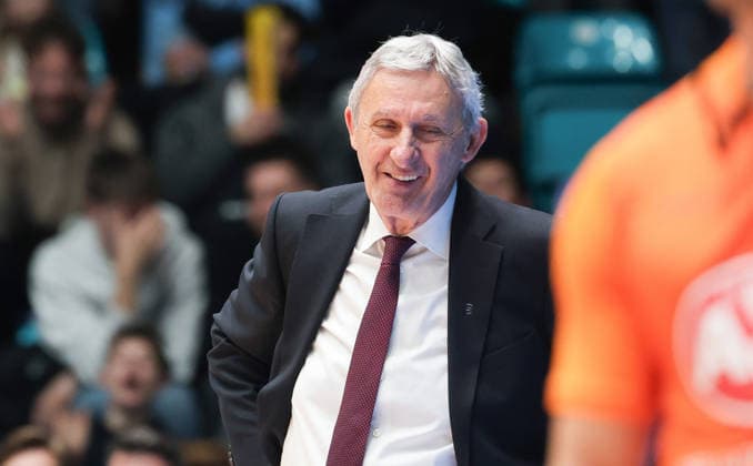 Hat gut lachen: Muenchens Coach Svetlisav Persic, GER, Frankfurt Skyliners vs. FC Bayern Muenchen, Basketball-Bundesliga, easyCredit BBL, 12. Spieltag, Saison 2025-26, 26.12.2025, GER, Frankfurt Skyliners vs. FC Bayern Muenchen, Basketball-Bundesliga, easyCredit BBL, 12. Spieltag, Saison 2025-26, 26.12.2025, Koeln Copyright: xEibner-Pressefoto JoergxNiebergax EP_JNL