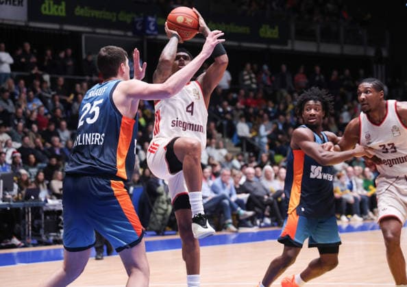 Xavier Rathan-Mayes (Muenchen 4), Jacob Knauf (Frankfurt 25), GER, Frankfurt Skyliners vs. FC Bayern Muenchen, Basketball-Bundesliga, easyCredit BBL, 12. Spieltag, Saison 2025-26, 26.12.2025, GER, Frankfurt Skyliners vs. FC Bayern Muenchen, Basketball-Bundesliga, easyCredit BBL, 12. Spieltag, Saison 2025-26, 26.12.2025, Koeln Copyright: xEibner-Pressefoto JoergxNiebergax EP_JNL
