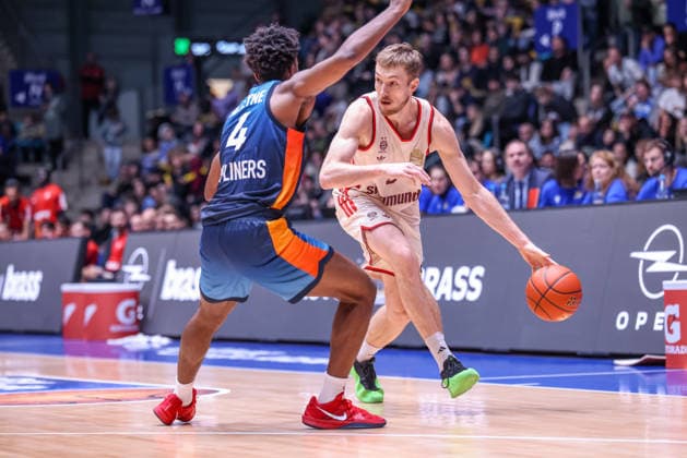 GER, Frankfurt, Frankfurt Skyliners vs FC Bayern München, easyCredit Basketball Bundesliga, Basketball, DBB, Spielzeit 2025 2026, Fraport Arena, 12. Spieltag im Bild v.l.: Nahiem Alleyne (Frankfurt Skyliners 4), Niels Giffey (FC Bayern München Basketball 5) DFB DFL REGULATIONS PROHIBIT ANY USE OF PHOTOGRAPHS AS IMAGE SEQUENCES AND OR QUASI-VIDEO, 26.12.2025 Copyright: HMBxMedia HendrikxHamelau