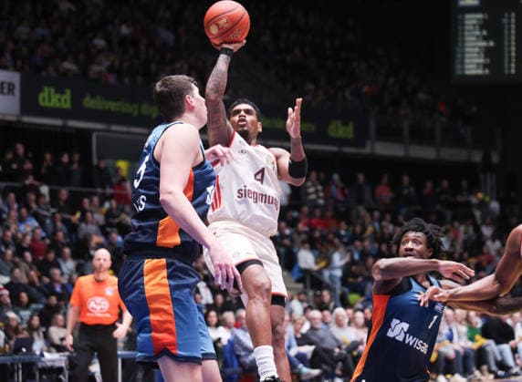 Xavier Rathan-Mayes (Muenchen 4), Jacob Knauf (Frankfurt 25), GER, Frankfurt Skyliners vs. FC Bayern Muenchen, Basketball-Bundesliga, easyCredit BBL, 12. Spieltag, Saison 2025-26, 26.12.2025, GER, Frankfurt Skyliners vs. FC Bayern Muenchen, Basketball-Bundesliga, easyCredit BBL, 12. Spieltag, Saison 2025-26, 26.12.2025, Koeln Copyright: xEibner-Pressefoto JoergxNiebergax EP_JNL