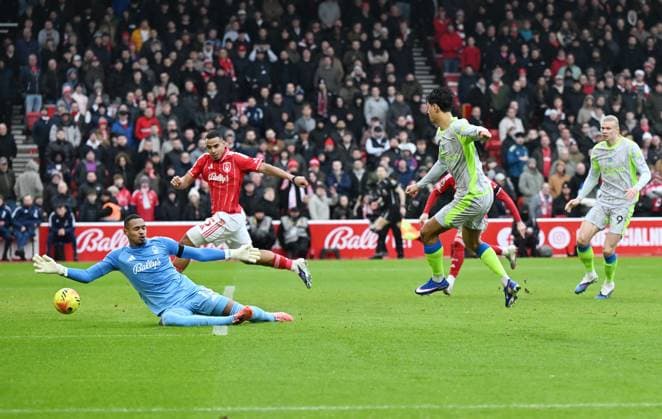 Tijjani Reijnders of Manchester City scores the team s first goal Nottingham Forest v Manchester City, Premier League, Football, City Ground, Nottingham, UK - 27 Dec 2025Nottingham City Ground United Kingdom EDITORIAL USE ONLY No use with unauthorised audio, video, data, fixture lists, club league logos or live services. Online in-match use limited to 120 images, no video emulation. No use in betting, games or single club league player publications. Copyright: xAnnaxGowthorpe Shutterstockx 16213158ac