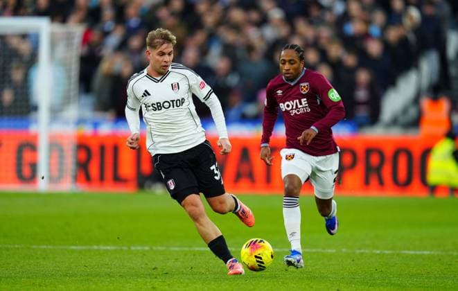 Emile Smith Rowe of Fulham and Kyle Walker-Peters of West Ham United West Ham United v Fulham, Premier League, Football, London Stadium, London, UK - 27 Dec 2025London London Stadium United Kingdom EDITORIAL USE ONLY No use with unauthorised audio, video, data, fixture lists, club league logos or live services. Online in-match use limited to 120 images, no video emulation. No use in betting, games or single club league player publications. Copyright: xJavierxGarcia Shutterstockx 16213164ah