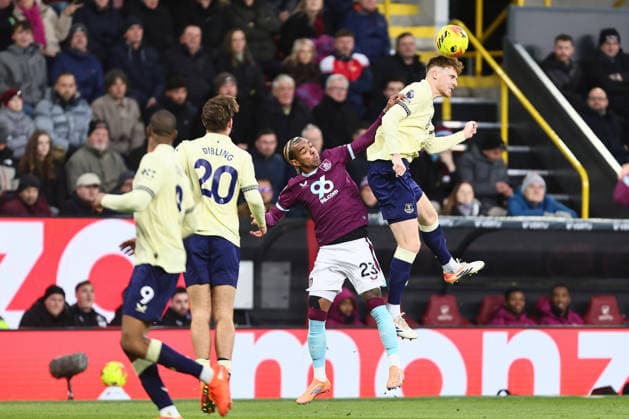 Lucas Pires of Burnley and Jake O Brien of Everton Burnley v Everton, Premier League, Football, Turf Moor, Burnley, UK - 27 Dec 2025Burnley Turf Moor United Kingdom EDITORIAL USE ONLY No use with unauthorised audio, video, data, fixture lists, club league logos or live services. Online in-match use limited to 120 images, no video emulation. No use in betting, games or single club league player publications. Copyright: xPhilxOldham Shutterstockx 16213162al