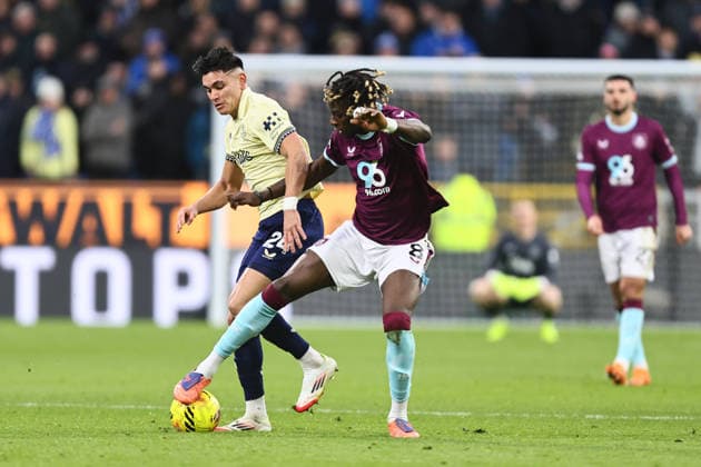 Lesley Ugochukwu of Burnley and Carlos Alcaraz of Everton Burnley v Everton, Premier League, Football, Turf Moor, Burnley, UK - 27 Dec 2025Burnley Turf Moor United Kingdom EDITORIAL USE ONLY No use with unauthorised audio, video, data, fixture lists, club league logos or live services. Online in-match use limited to 120 images, no video emulation. No use in betting, games or single club league player publications. Copyright: xPhilxOldham Shutterstockx 16213162an