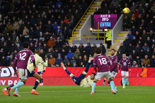 Carlos Alcaraz of Everton with an overhead shot Burnley v Everton, Premier League, Football, Turf Moor, Burnley, UK - 27 Dec 2025Burnley Turf Moor United Kingdom EDITORIAL USE ONLY No use with unauthorised audio, video, data, fixture lists, club league logos or live services. Online in-match use limited to 120 images, no video emulation. No use in betting, games or single club league player publications. Copyright: xPhilxOldham Shutterstockx 16213162av