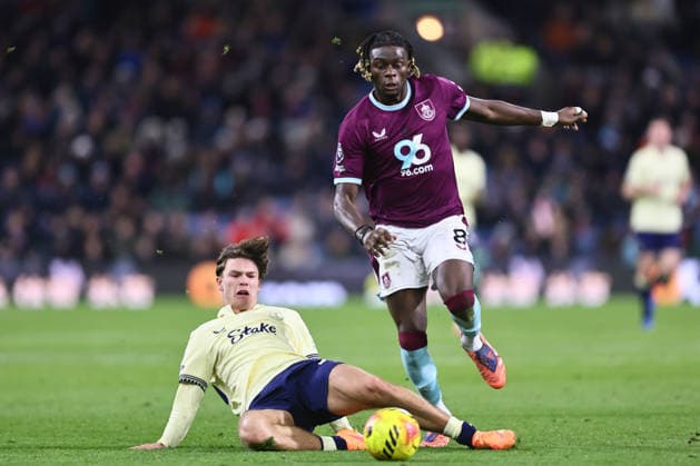 Tyler Dibling of Everton and Lesley Ugochukwu of Burnley Burnley v Everton, Premier League, Football, Turf Moor, Burnley, UK - 27 Dec 2025Burnley Turf Moor United Kingdom EDITORIAL USE ONLY No use with unauthorised audio, video, data, fixture lists, club league logos or live services. Online in-match use limited to 120 images, no video emulation. No use in betting, games or single club league player publications. Copyright: xPhilxOldham Shutterstockx 16213162ba