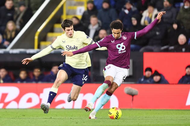 Merlin Rohl of Everton and Bashir Humphreys of Burnley Burnley v Everton, Premier League, Football, Turf Moor, Burnley, UK - 27 Dec 2025Burnley Turf Moor United Kingdom EDITORIAL USE ONLY No use with unauthorised audio, video, data, fixture lists, club league logos or live services. Online in-match use limited to 120 images, no video emulation. No use in betting, games or single club league player publications. Copyright: xPhilxOldham Shutterstockx 16213162aw