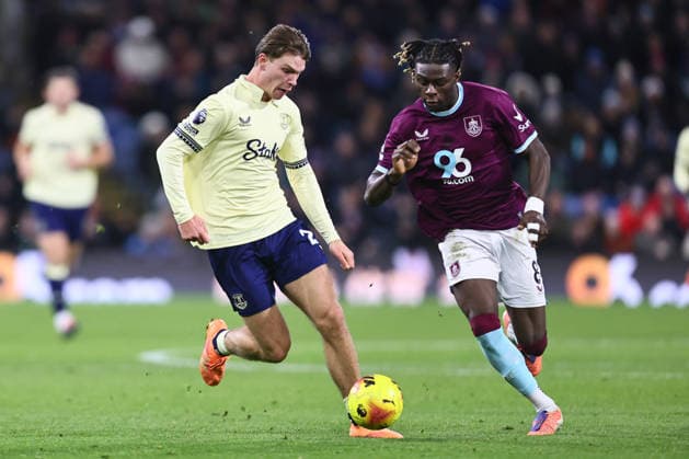 Tyler Dibling of Everton and Lesley Ugochukwu of Burnley Burnley v Everton, Premier League, Football, Turf Moor, Burnley, UK - 27 Dec 2025Burnley Turf Moor United Kingdom EDITORIAL USE ONLY No use with unauthorised audio, video, data, fixture lists, club league logos or live services. Online in-match use limited to 120 images, no video emulation. No use in betting, games or single club league player publications. Copyright: xPhilxOldham Shutterstockx 16213162ay