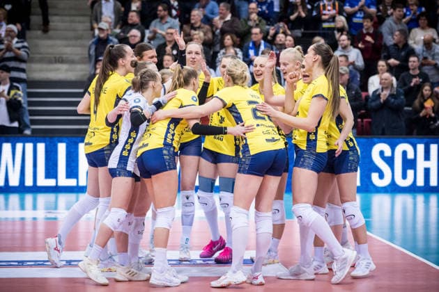 Teamspirit, Teamkreis, Mannschaft des SSC Palmberg Schwerin GER, Allianz MTV Stuttgart vs. SSC Palmberg Schwerin, Volleyball Bundesliga, VBL, Spielzeit 2025 2026, 27.12.2025 GER, Allianz MTV Stuttgart vs. SSC Palmberg Schwerin, Volleyball Bundesliga, VBL, Spielzeit 2025 2026, 27.12.2025 Stuttgart Copyright: xSandyxDinkelackerx EP_SDR