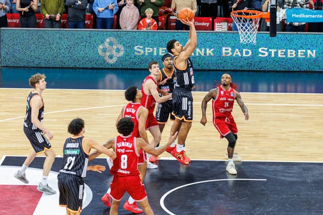 Ibi Watson (BMA365 Bamberg Baskets, 02), Mark Smith (ratiopharm Ulm, 13), Cobe Williams (BMA365 Bamberg Baskets, 24), BMA365 Bamberg Baskets vs. ratiopharm Ulm, Basketball, easyCredit BBL, 12. Spieltag, 27.12.2025 BMA365 Bamberg Baskets vs. ratiopharm Ulm, Basketball, easyCredit BBL, 12. Spieltag, 27.12.2025 Bamberg Copyright: xEibner-Pressefoto G.xSantemizx EP_EER