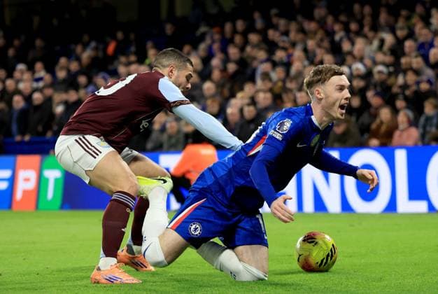 Cole Palmer of Chelsea is fouled by Emi Buendia of Aston Villa Chelsea v Aston Villa, Premier League, Football, Stamford Bridge, London, UK - 27 Dec 2025London Stamford Bridge United Kingdom EDITORIAL USE ONLY No use with unauthorised audio, video, data, fixture lists, club league logos or live services. Online in-match use limited to 120 images, no video emulation. No use in betting, games or single club league player publications. Copyright: xGeorgexTewkesbury Shutterstockx 16213165ab