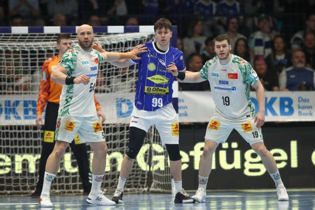 27.12.2025, xtgx, ThSV Eisenach - SC Magdeburg v.l. Oscar Bergendahl (Magdeburg, 54), Tillman Leu (Eisenach, 99), Elvar Orn Jonsson (Magdeburg, 19) Zweikampf, Duell, Kampf, tackle Eisenach