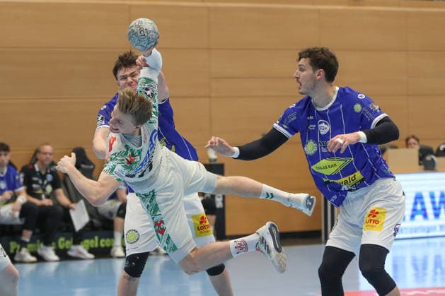 27.12.2025, xgox, Handball - Daikin HBL ThSV Eisenach - SC Magdeburg emspor, v.l. Tillman Leu (Eisenach, 99), Gisli Thorgeir Kristjansson (Magdeburg, 10), Philipp Meyer (Eisenach, 27) Zweikampf, Duell, Kampf, tackle Eisenach