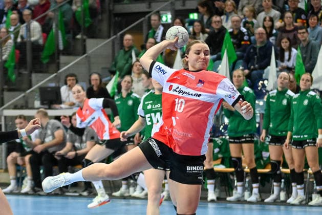 Maxi Mühlner (HSG Blomberg-Lippe, 10) wirft VfL Oldenburg vs. HSG Blomberg-Lippe, ALSCO Handball Bundesliga Frauen, 9. Spieltag, Saison 2025 2026, 27.12.2025, VfL Oldenburg vs. HSG Blomberg-Lippe, ALSCO Handball Bundesliga Frauen, 9. Spieltag, Saison 2025 2026, 27.12.2025 Oldenburg Copyright: xEibner-Pressefoto RobertxGertzenx EP_RGN