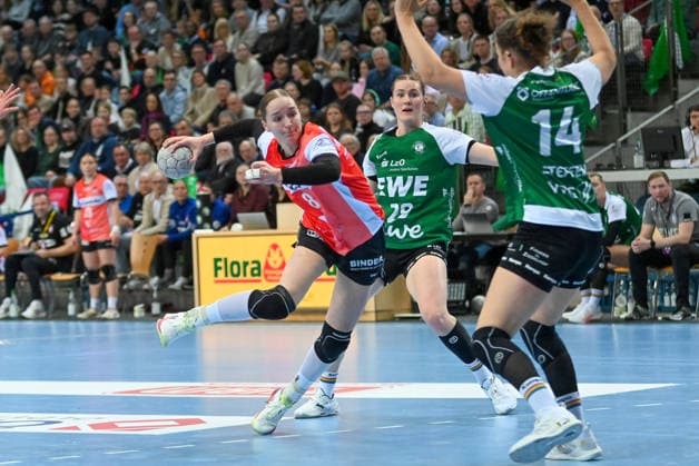 Nieke Kuehne (HSG Blomberg-Lippe, 08) setzt sich durch VfL Oldenburg vs. HSG Blomberg-Lippe, ALSCO Handball Bundesliga Frauen, 9. Spieltag, Saison 2025 2026, 27.12.2025, VfL Oldenburg vs. HSG Blomberg-Lippe, ALSCO Handball Bundesliga Frauen, 9. Spieltag, Saison 2025 2026, 27.12.2025 Oldenburg Copyright: xEibner-Pressefoto RobertxGertzenx EP_RGN
