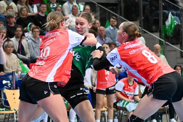 Toni Reinemann (VfL OLdenburg, 04) im Duell mit Maxi Mühlner (HSG Blomberg-Lippe, 10) und Nieke Kuehne (HSG Blomberg-Lipe, 08) VfL Oldenburg vs. HSG Blomberg-Lippe, ALSCO Handball Bundesliga Frauen, 9. Spieltag, Saison 2025 2026, 27.12.2025, VfL Oldenburg vs. HSG Blomberg-Lippe, ALSCO Handball Bundesliga Frauen, 9. Spieltag, Saison 2025 2026, 27.12.2025 Oldenburg Copyright: xEibner-Pressefoto RobertxGertzenx EP_RGN