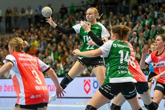 Lotta Roepcke (VfL Oldenburg, 22) in der Luft VfL Oldenburg vs. HSG Blomberg-Lippe, ALSCO Handball Bundesliga Frauen, 9. Spieltag, Saison 2025 2026, 27.12.2025, VfL Oldenburg vs. HSG Blomberg-Lippe, ALSCO Handball Bundesliga Frauen, 9. Spieltag, Saison 2025 2026, 27.12.2025 Oldenburg Copyright: xEibner-Pressefoto RobertxGertzenx EP_RGN