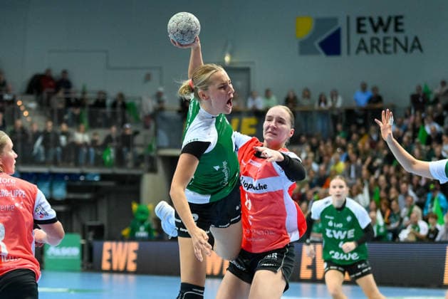 Lisa Borutta (VfL Oldenburg, 02) gegen Nieke Kuehne (HSG Blomberg-Lippe, 08) VfL Oldenburg vs. HSG Blomberg-Lippe, ALSCO Handball Bundesliga Frauen, 9. Spieltag, Saison 2025 2026, 27.12.2025, VfL Oldenburg vs. HSG Blomberg-Lippe, ALSCO Handball Bundesliga Frauen, 9. Spieltag, Saison 2025 2026, 27.12.2025 Oldenburg Copyright: xEibner-Pressefoto RobertxGertzenx EP_RGN