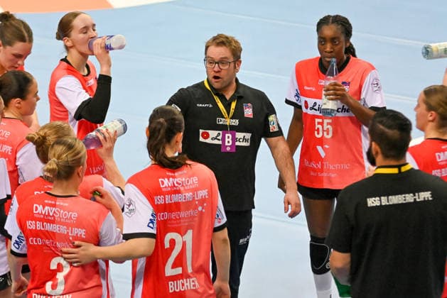Stefan Birkner (HSG Blomberg-Lippe, Trainer) spricht in einem Time-Out VfL Oldenburg vs. HSG Blomberg-Lippe, ALSCO Handball Bundesliga Frauen, 9. Spieltag, Saison 2025 2026, 27.12.2025, VfL Oldenburg vs. HSG Blomberg-Lippe, ALSCO Handball Bundesliga Frauen, 9. Spieltag, Saison 2025 2026, 27.12.2025 Oldenburg Copyright: xEibner-Pressefoto RobertxGertzenx EP_RGN