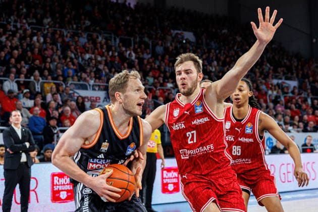 Christian Sengfelder (ratiopharm Ulm, 43), Moritz Krimmer (BMA365 Bamberg Baskets, 27), BMA365 Bamberg Baskets vs. ratiopharm Ulm, Basketball, easyCredit BBL, 12. Spieltag, 27.12.2025 BMA365 Bamberg Baskets vs. ratiopharm Ulm, Basketball, easyCredit BBL, 12. Spieltag, 27.12.2025 Bamberg Copyright: xEibner-Pressefoto G.xSantemizx EP_EER